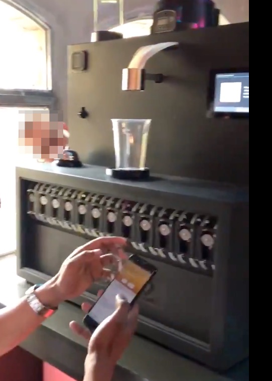 Mit Lightning am Cocktail Automaten zahlen